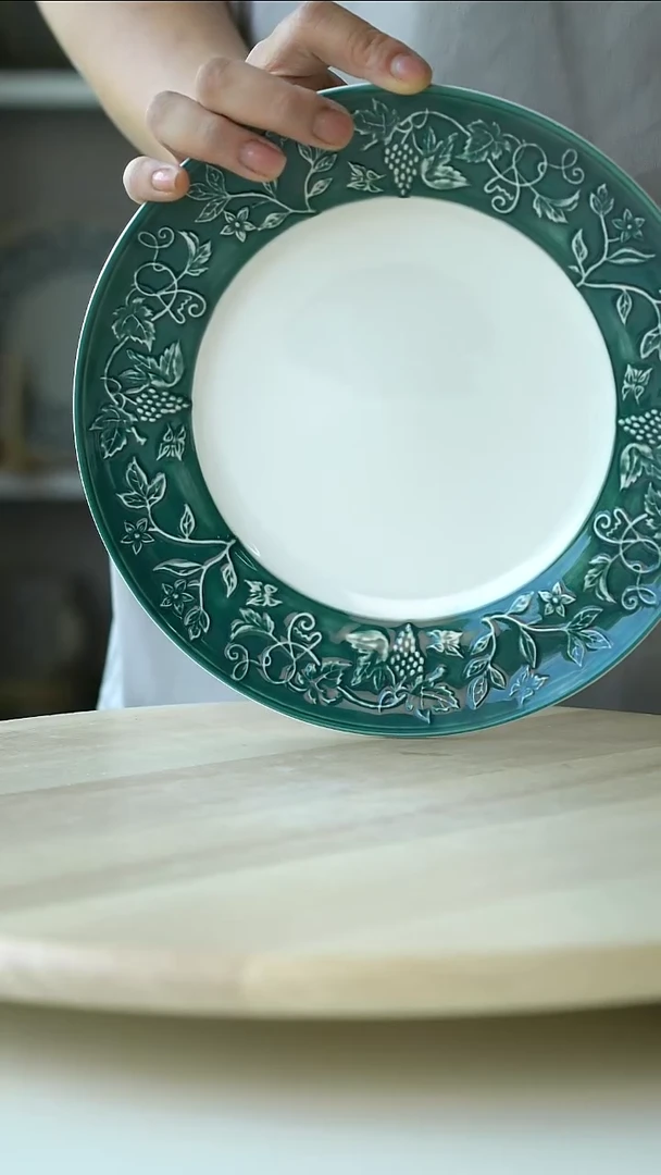 陶瓷微瑕出英绿色浮雕葡萄藤21cm@4-2@