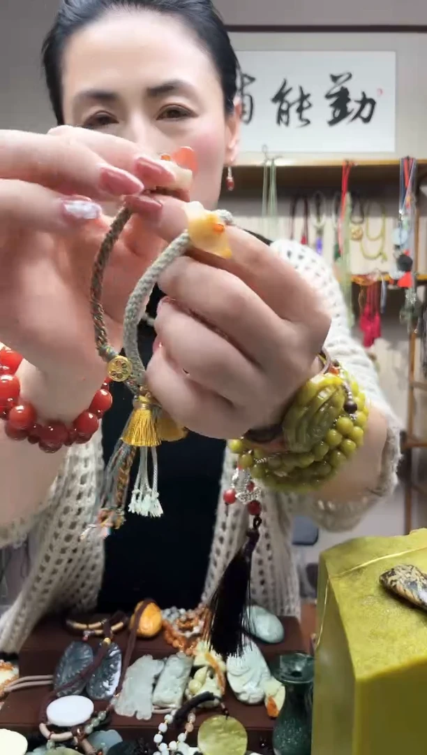 未镶嵌岫玉吊坠··