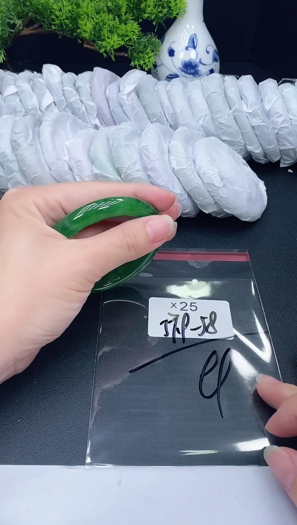 未镶嵌手镯翡翠25