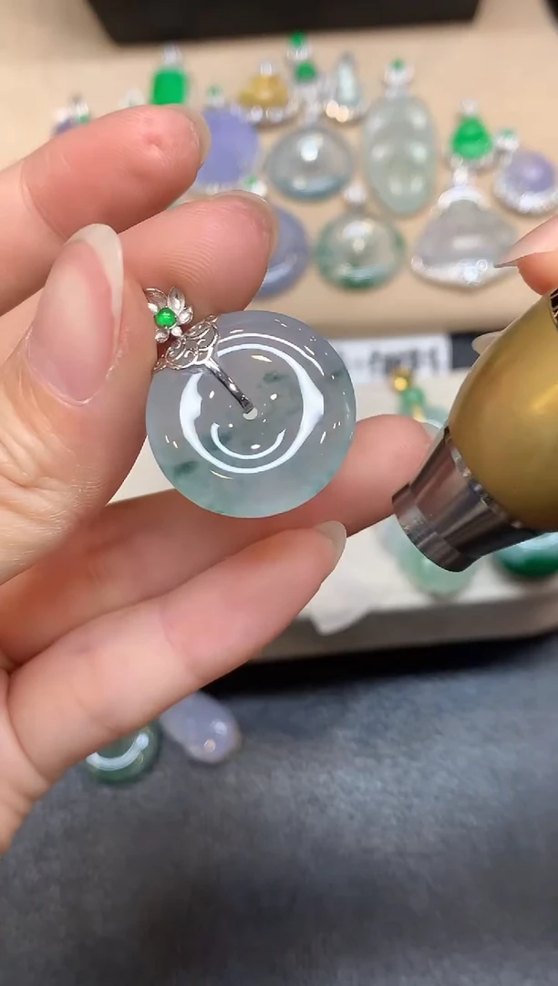 颈饰18K金镶嵌翡翠无服务费