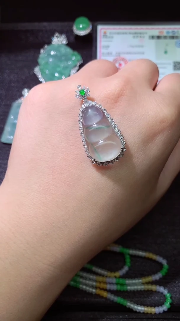 翡翠18K金镶嵌颈饰豆子