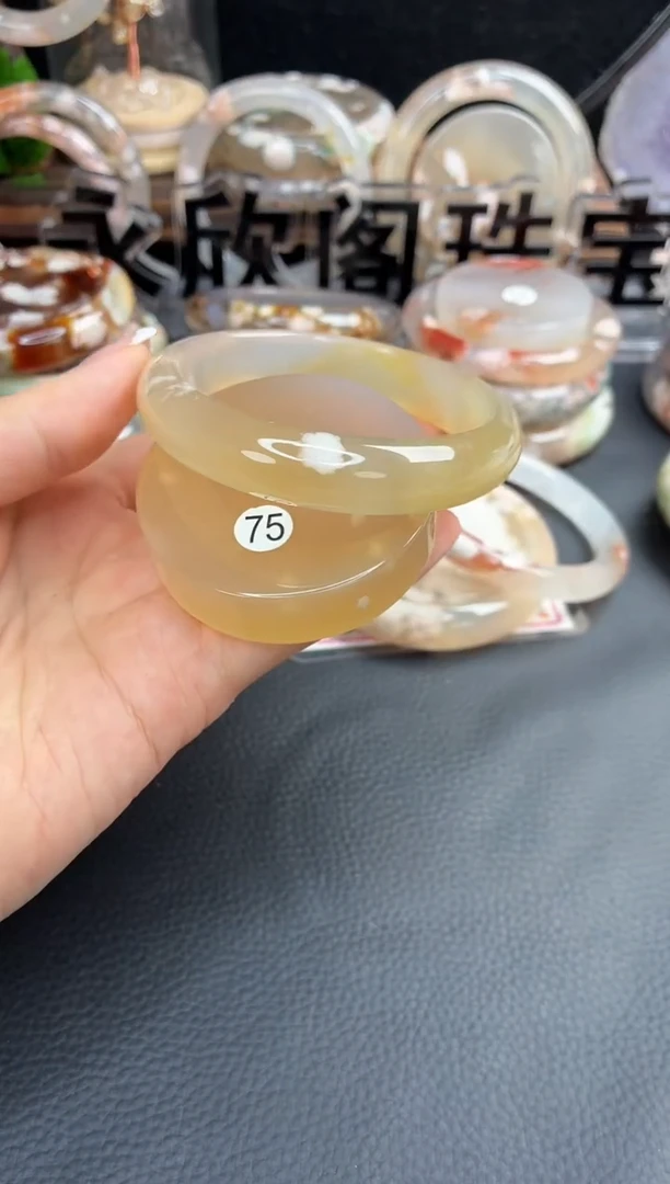 未镶嵌手镯（圆镯）石英质玉57