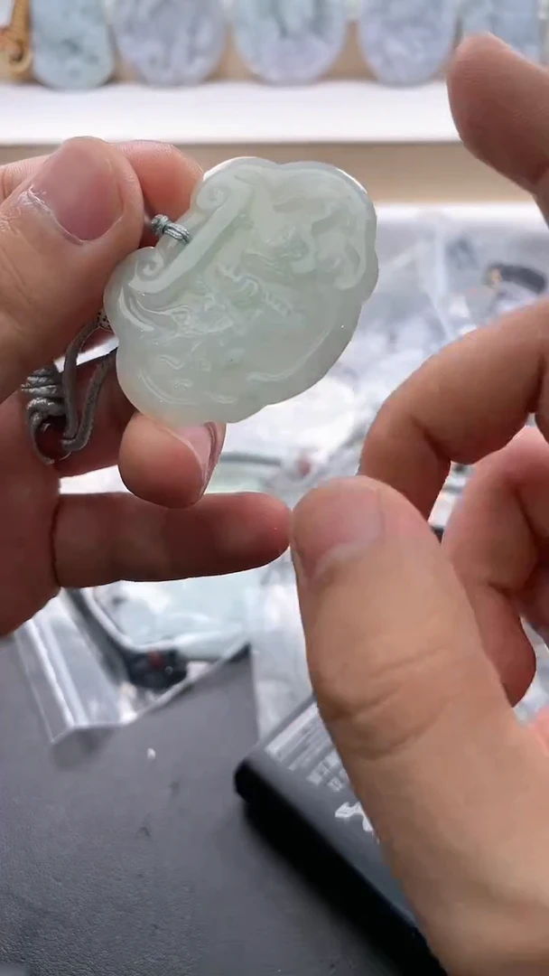 翡翠未镶嵌颈饰..../6/19/ 40