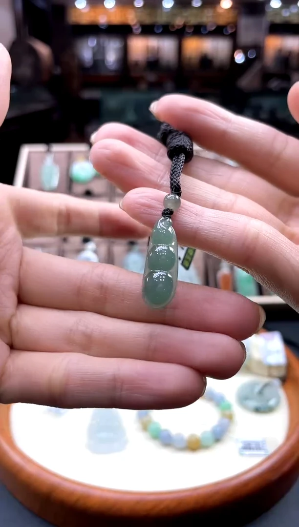 【闪购商品】翡翠颈饰未镶嵌福豆