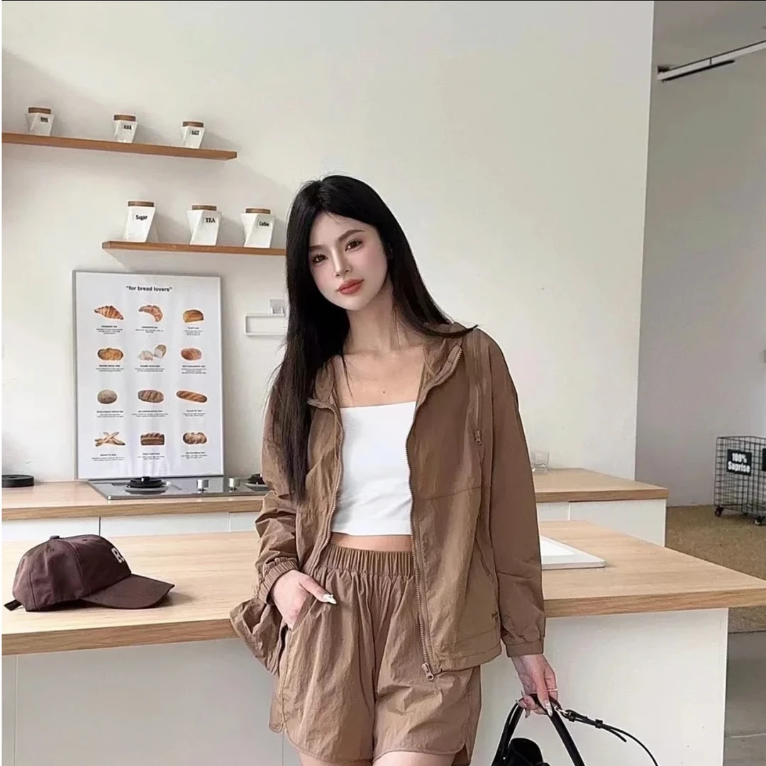 1010916冰壳户外夹克连帽口袋拉链肩上透气孔拉链设计防晒服上衣