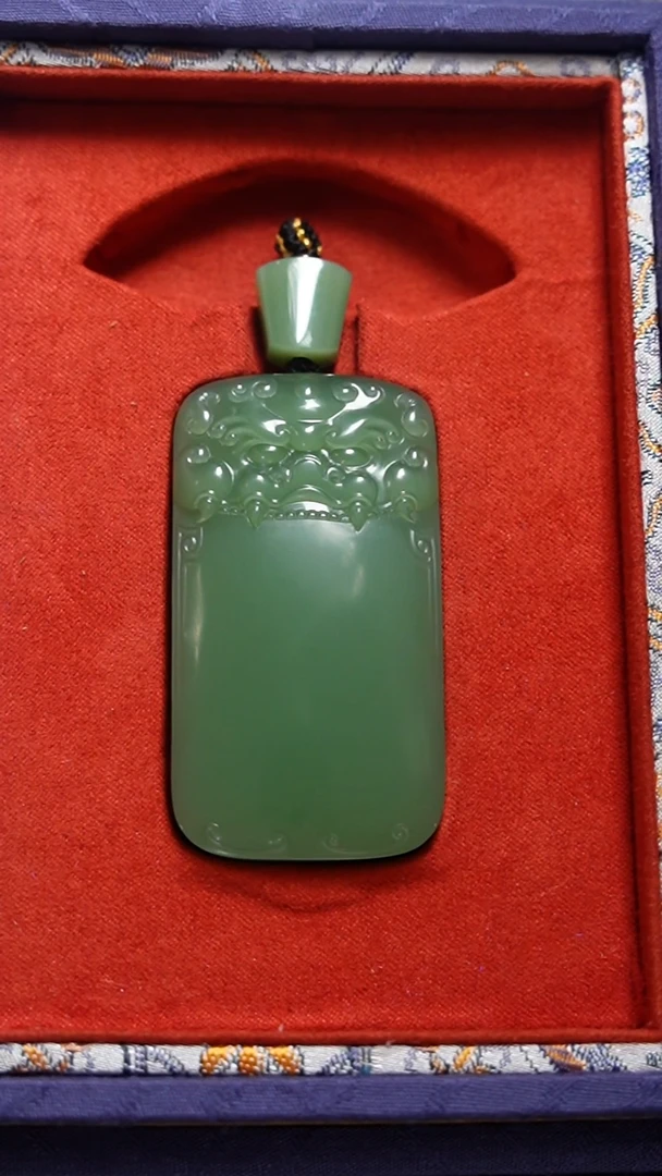 颈饰未镶嵌和田玉粉绿瑞兽牌