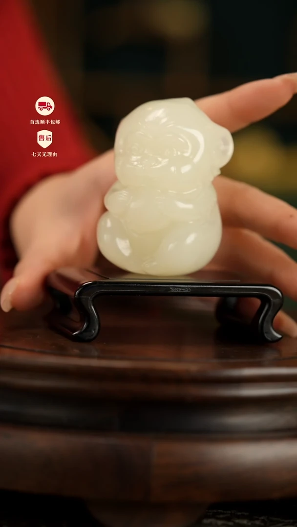 云南石竹叶青雕刻：灵猴献瑞把件摆件