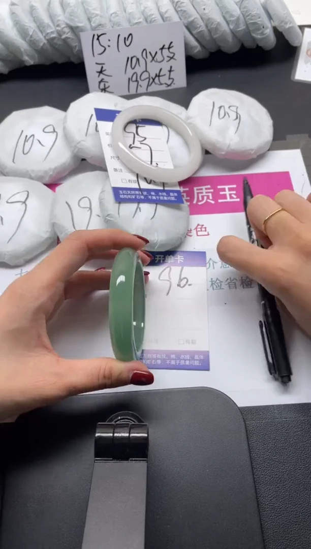 未镶嵌手镯石英质玉96-54