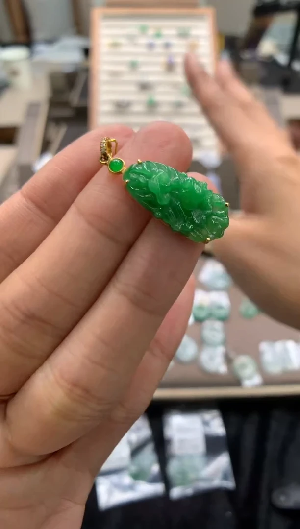 颈饰18K金镶嵌翡翠白菜