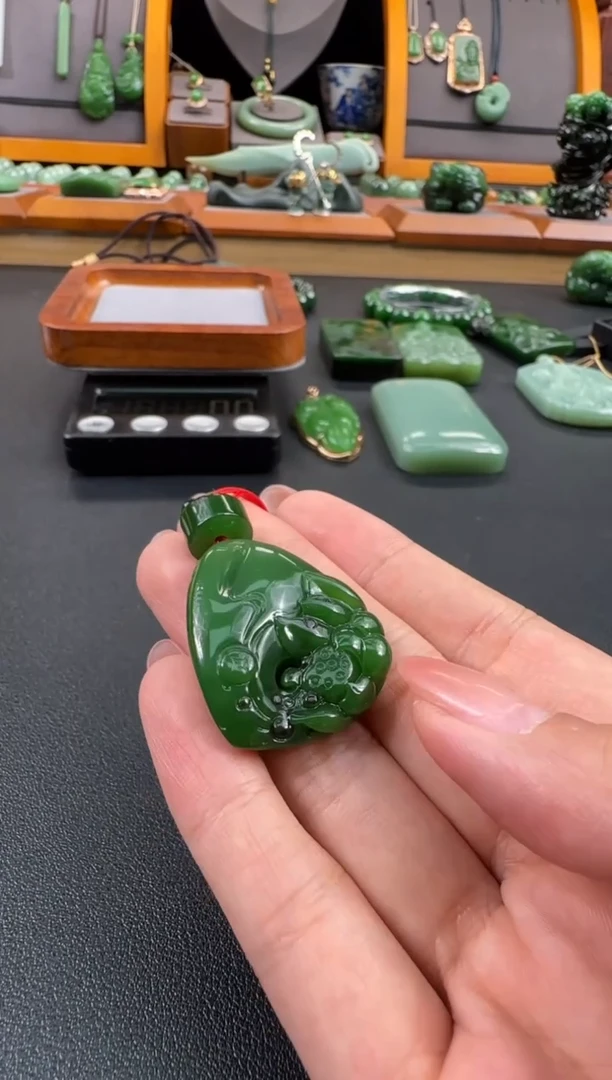 和田玉未镶嵌颈饰吊坠