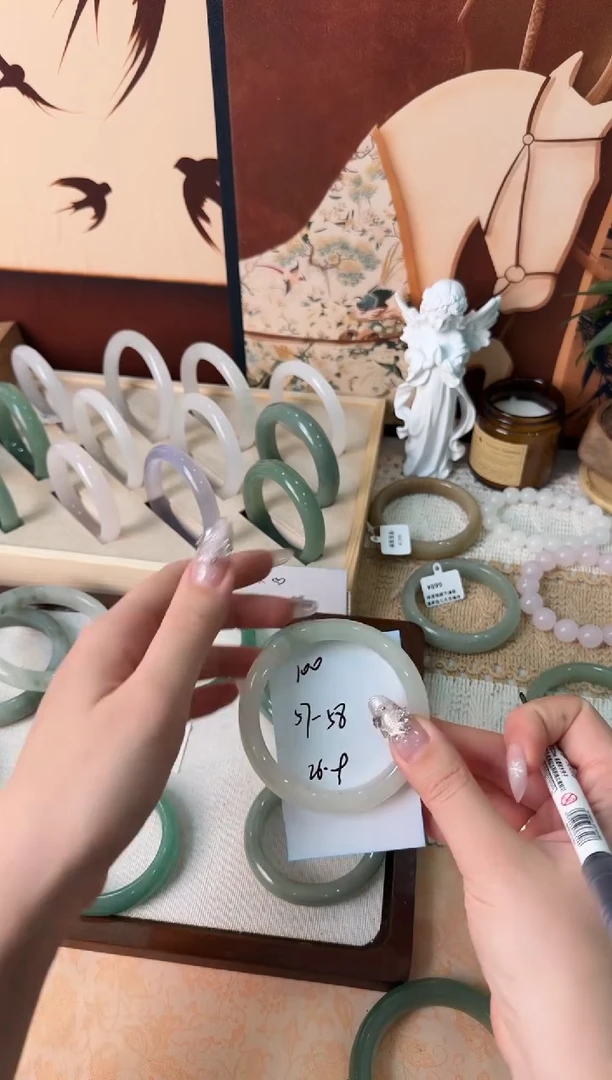 未镶嵌手镯石英质玉100