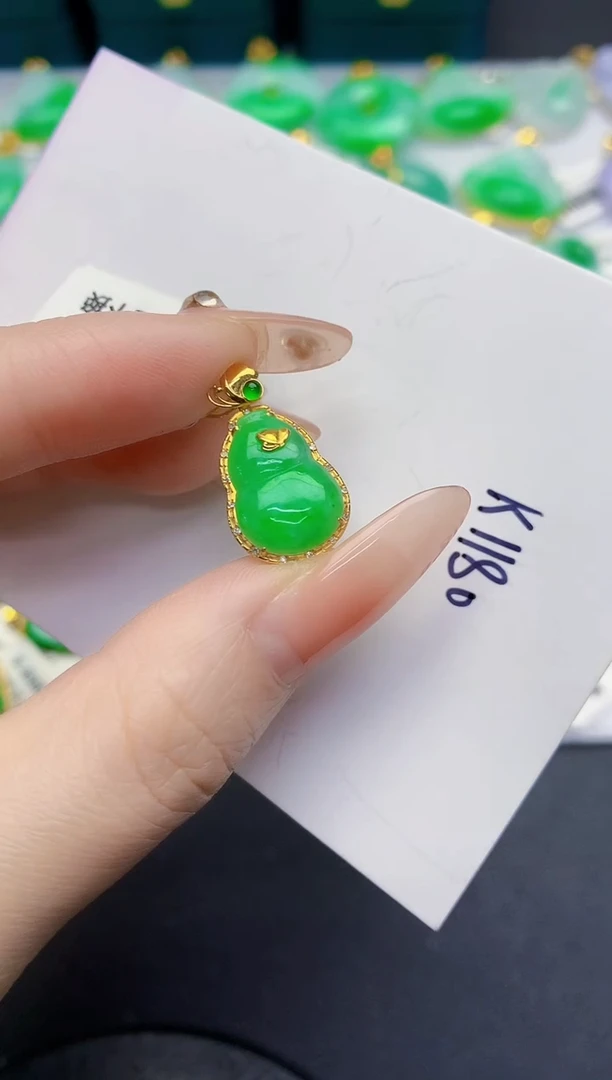 颈饰18K金镶嵌翡翠缅甸天然翡翠A货