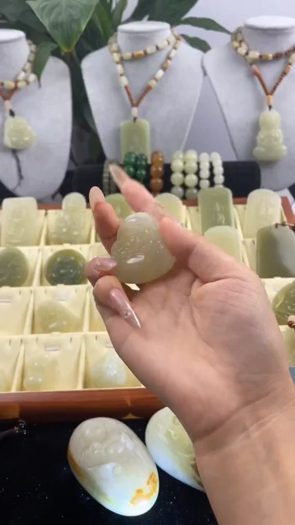 玉R040祥云如意锁配縄子帯礼盒