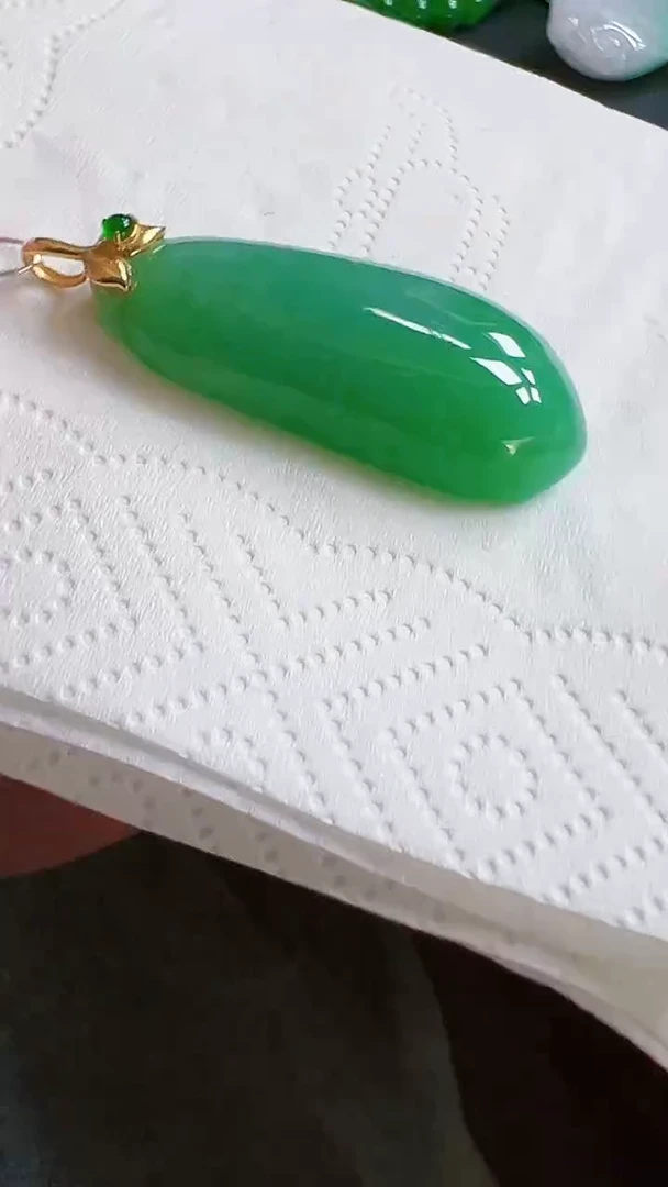 颈饰18K金镶嵌翡翠瓜