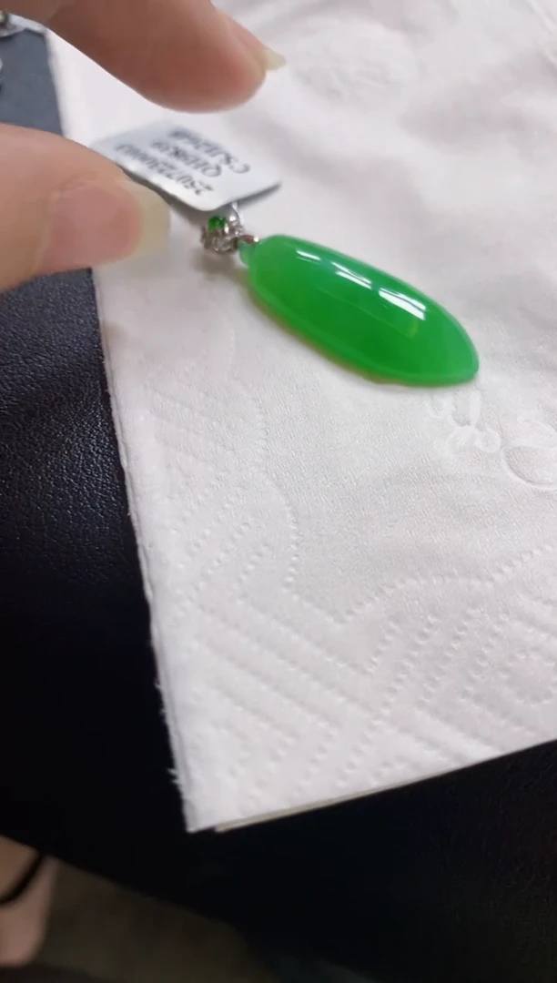 翡翠18K金镶嵌颈饰瓜