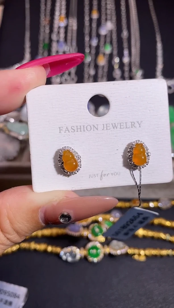 颈饰18K金镶嵌翡翠耳饰