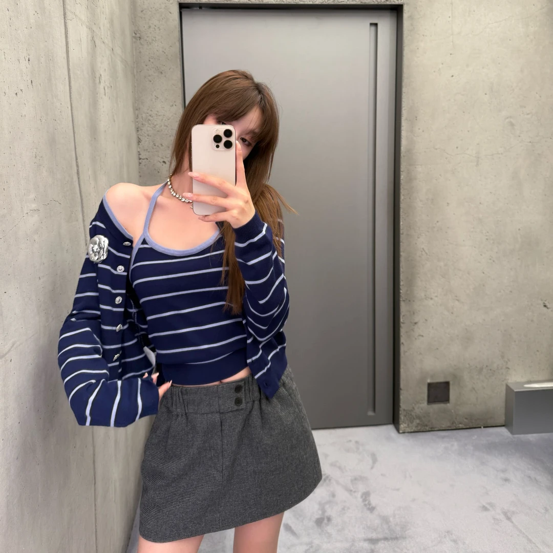 蓝色针织条纹挂脖吊带+开衫外套套装女秋季新款小香风时尚两件套