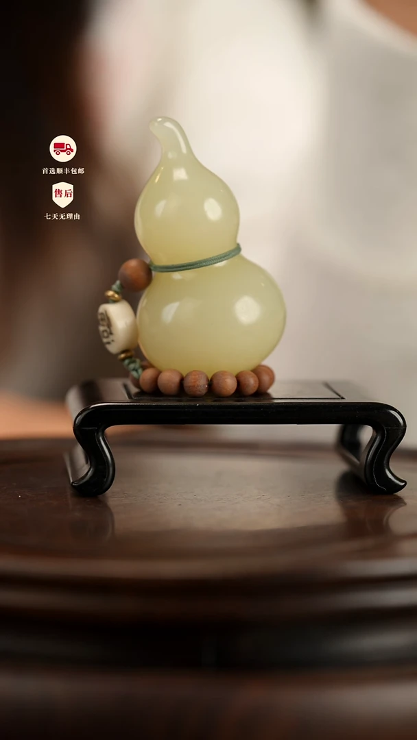 云南石竹叶青雕刻：手捻葫芦