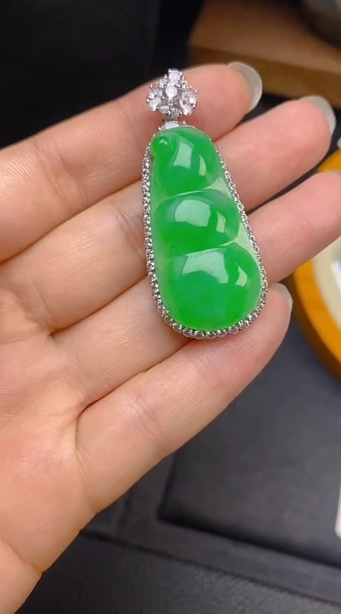 翡翠银S925镶嵌颈饰福豆