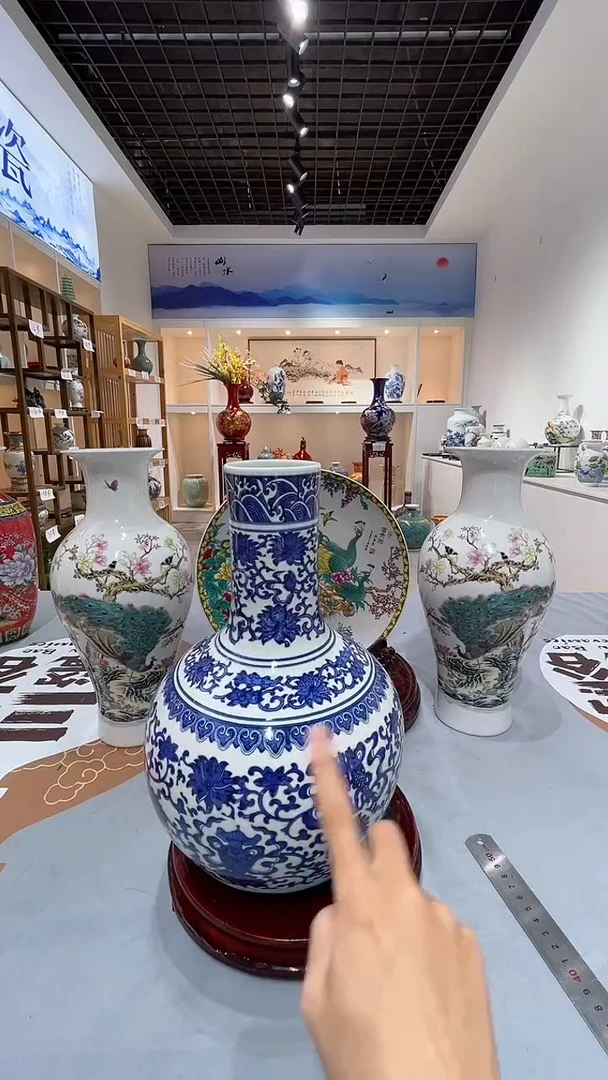 摆件高约32青花八宝天球瓶