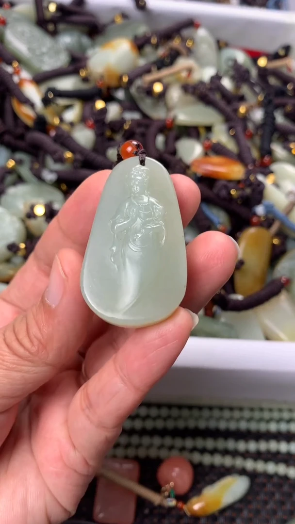 【闪购商品】和田玉颈饰未镶嵌多样性发货没有证书.拍一发一，有瑕