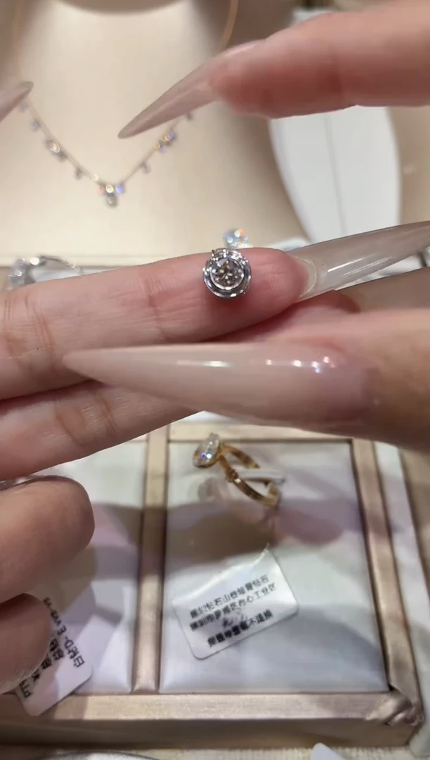 18K金镶嵌颈饰实验室培育钻石飞碟泡泡吊坠