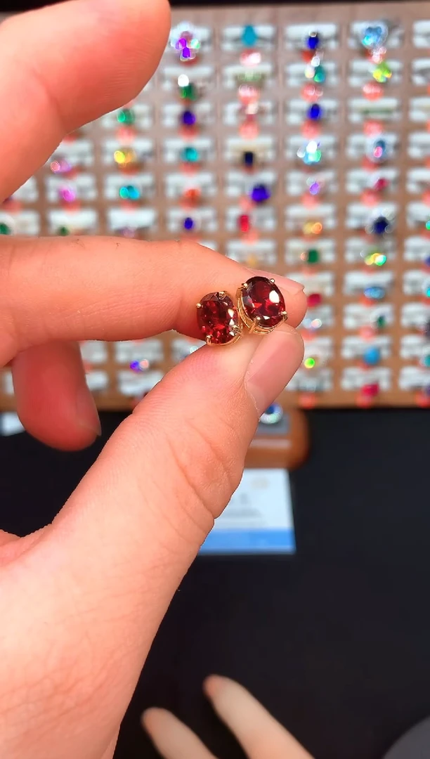 银S925镶嵌耳钉石榴石....