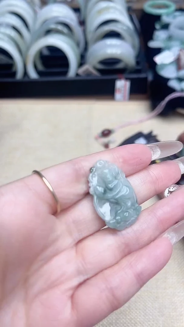 翡翠未镶嵌颈饰猴