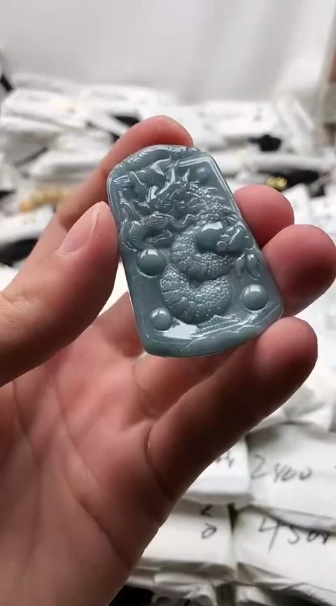 翡翠未镶嵌颈饰龙牌