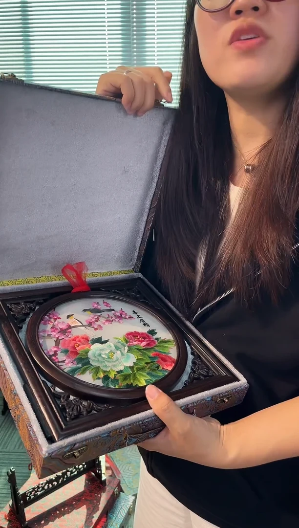 织绣以芊手扇摆台