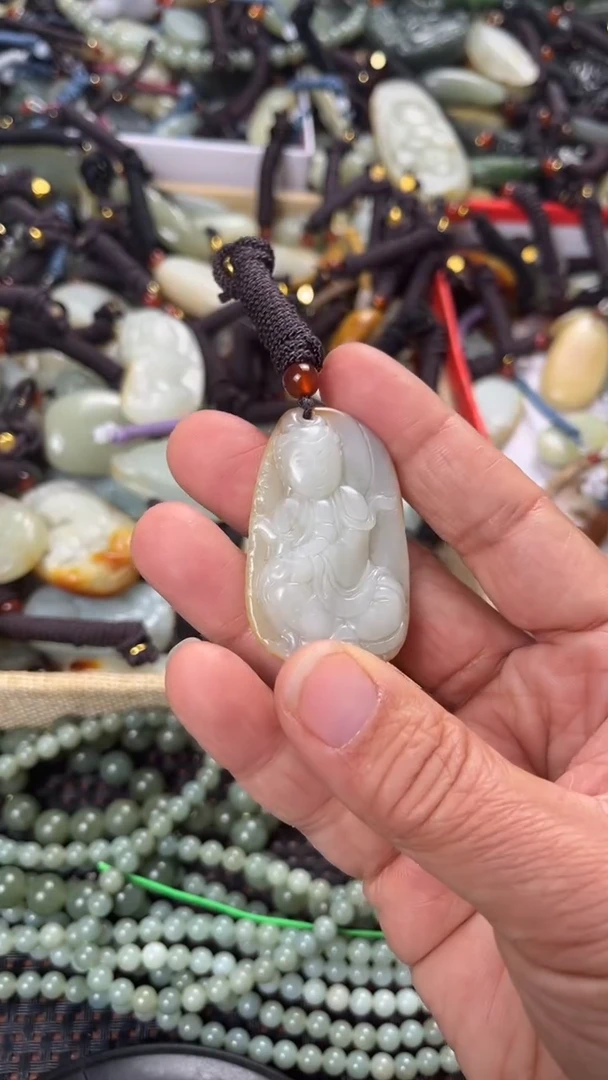 【闪购商品】和田玉颈饰未镶嵌多样性发货没有证书，拍一发一.有瑕