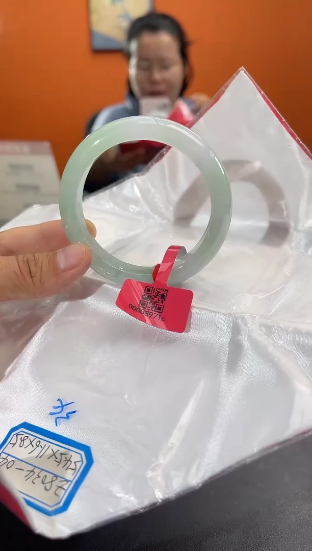 翡翠手镯未镶嵌翡翠手镯