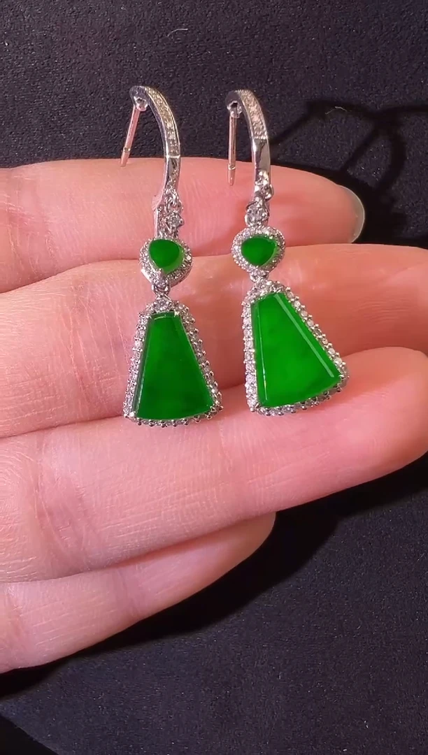 18K金镶嵌翡翠耳饰高冰辣阳绿无事牌耳坠