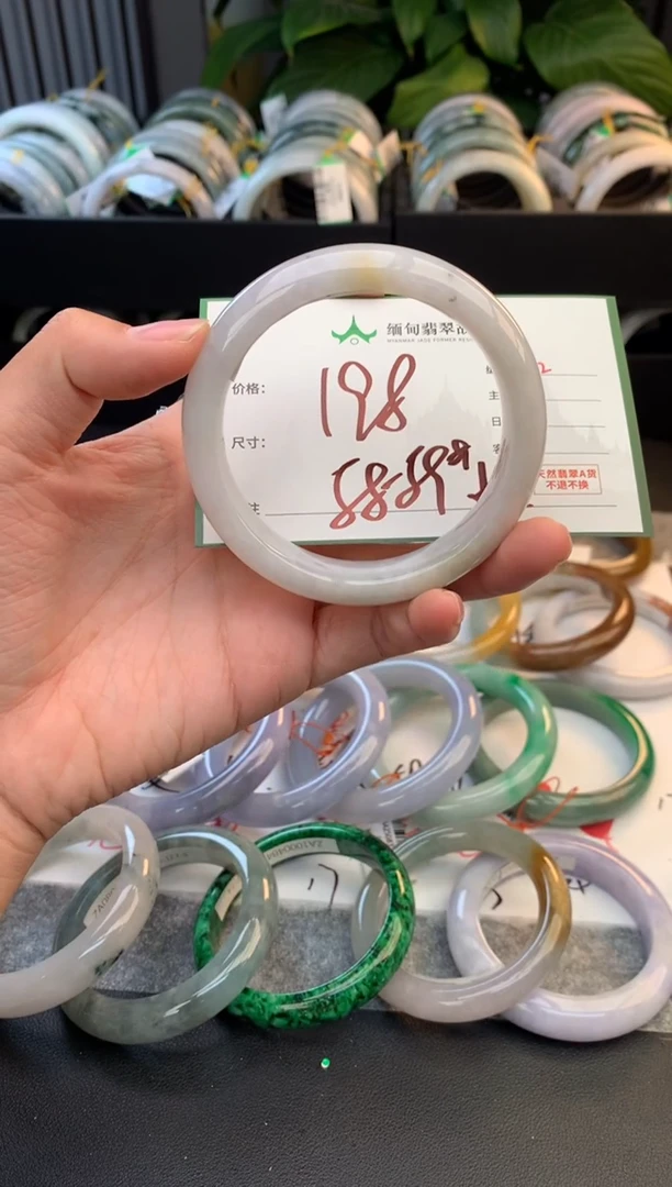 未镶嵌定制翡翠毛货需精细抛光+多人