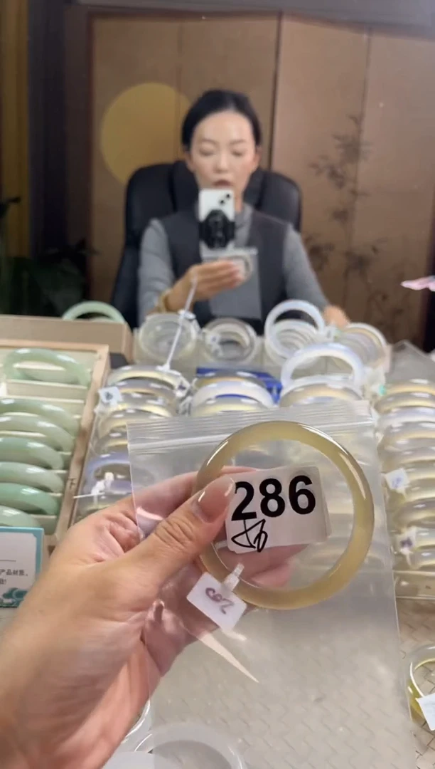 手镯玛瑙/玉髓未镶嵌荔**莓286抛光印