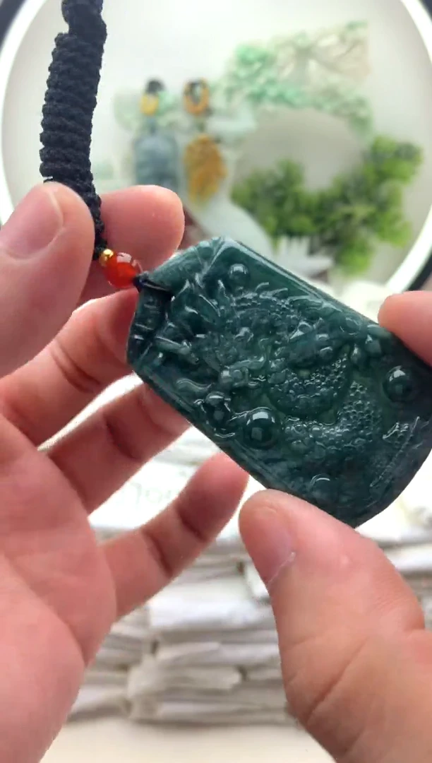 颈饰未镶嵌翡翠龙牌