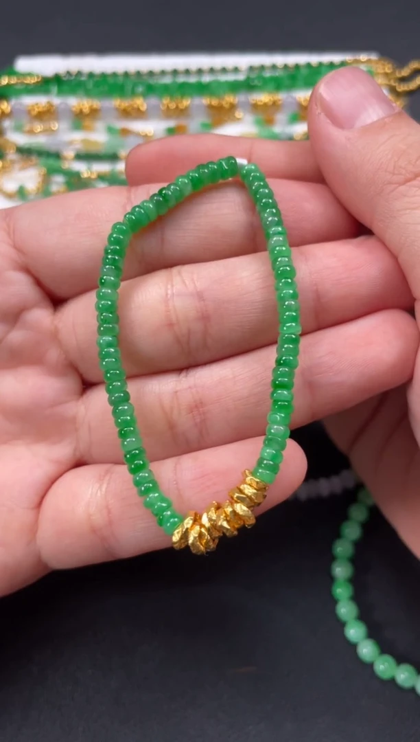 套链足金镶嵌翡翠一条    P526