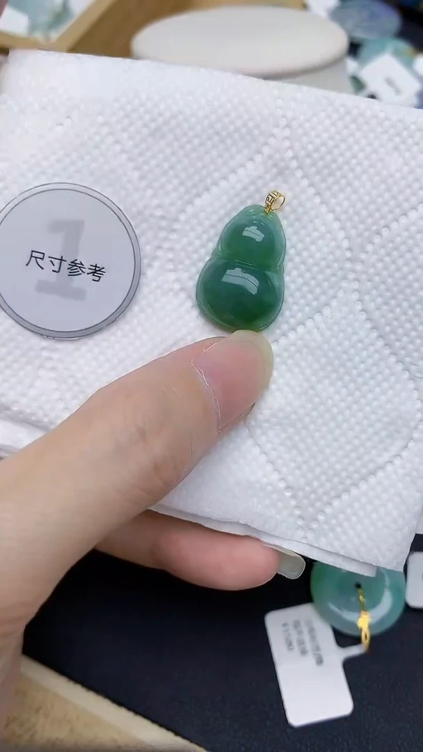 颈饰18K金镶嵌翡翠天然A货翡翠