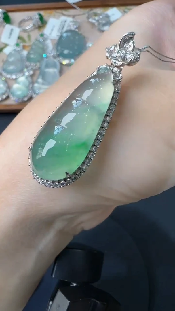 【闪购商品】翡翠吊坠(不含链)18K金镶嵌54