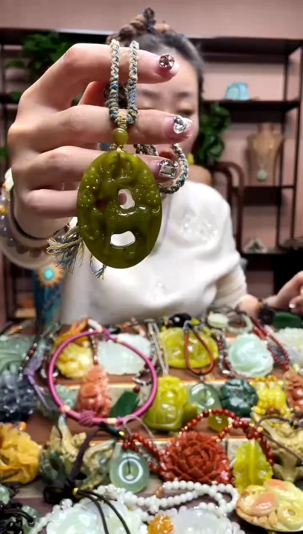 未镶嵌岫玉颈饰·