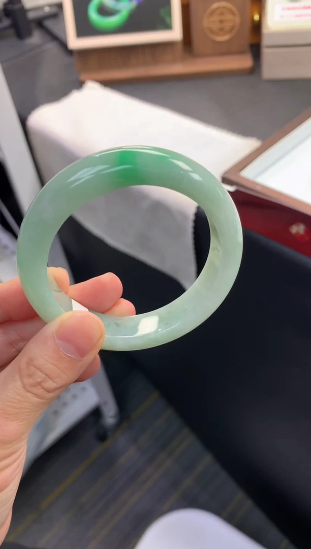 未镶嵌手镯翡翠退货需手镯吊牌标签完好