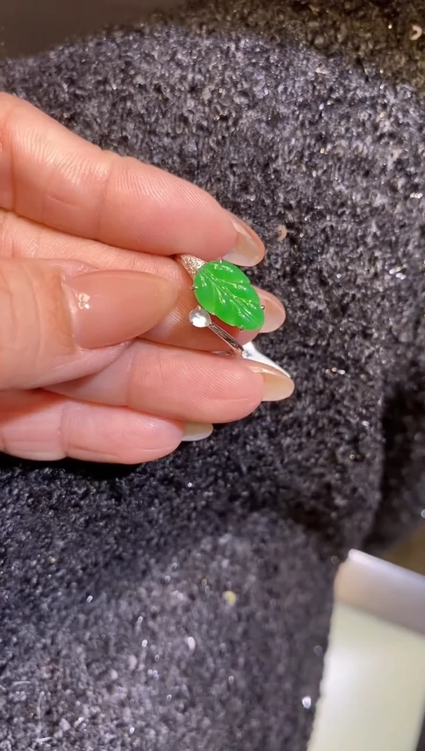 18K金镶嵌戒指翡翠戒指