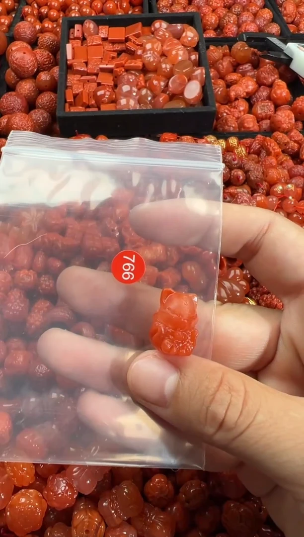 南红玛瑙未镶嵌颈饰1