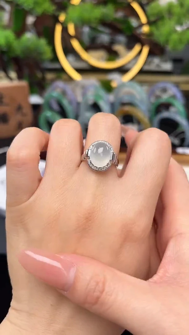 18K金镶嵌戒指翡翠戒指