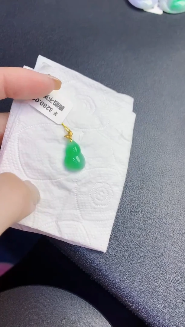 颈饰18K金镶嵌翡翠缅甸天然翡翠A货