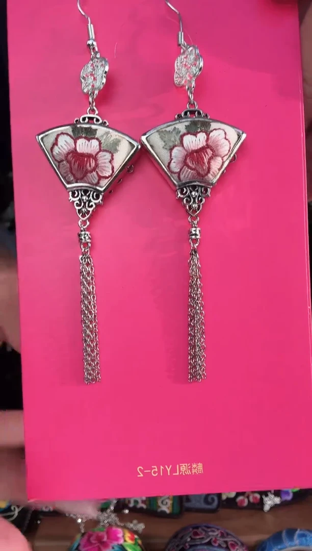 织绣非遗手工苗银苗绣饰品56