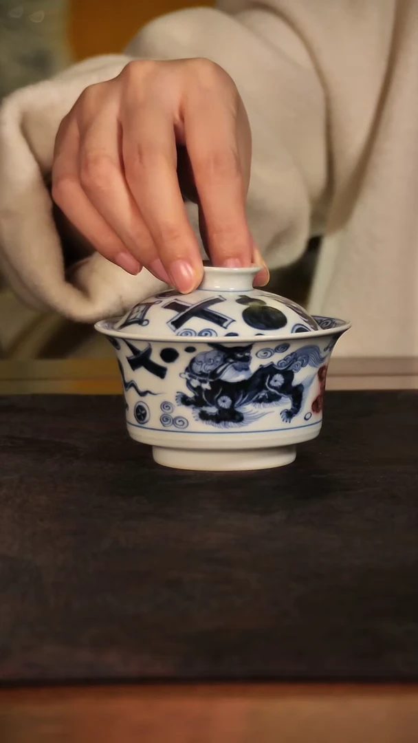 青花釉里红狮子盖碗