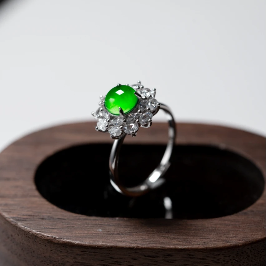 天然A货翡翠高冰种阳绿色S925银镶嵌蛋面戒指时尚百搭