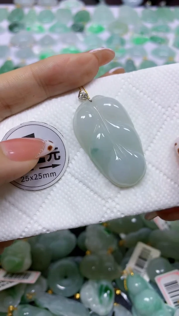 颈饰18K金镶嵌翡翠 天然翡翠A货