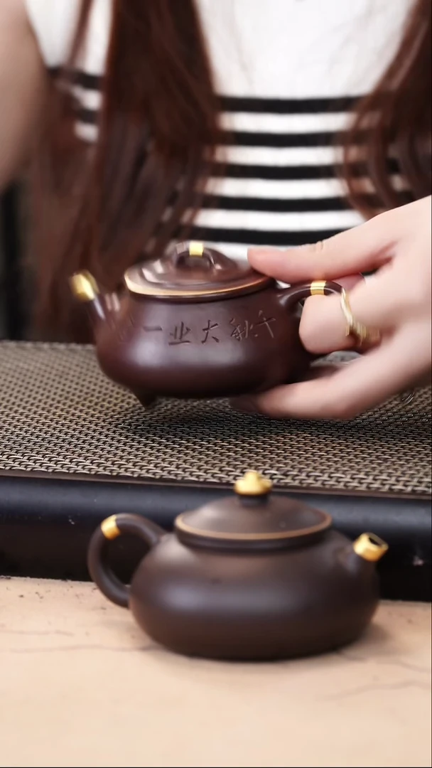 茶壶紫砂四号井茄皮紫泥描金刻绘逸瓢150cc